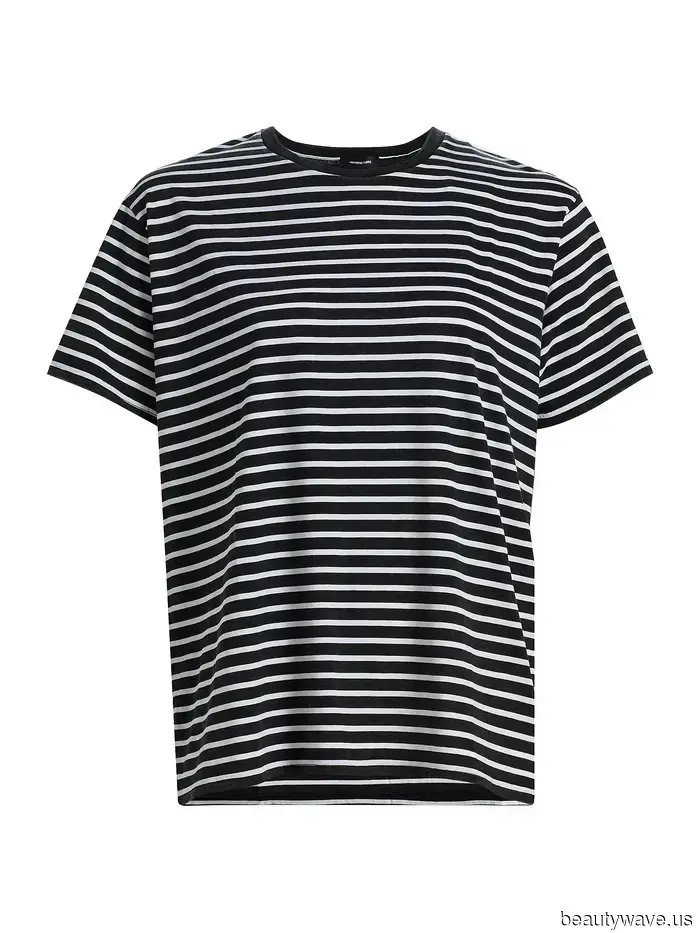 Wearing this Denim Trend, T-Shirt Trend, and Sandal Trend Together Will Create the Look of 2026.