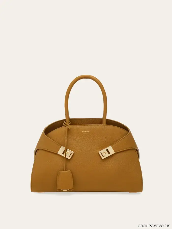 The Subtle Handbag That Trendy Individuals Are Using to Achieve a Sophisticated Look at This Moment