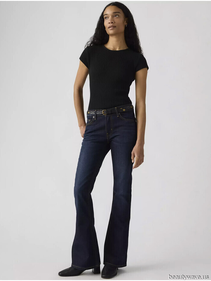 Selena hat ihre Jeans von Winter auf Frühling mit diesem schicken Sandalen-Trend umgewandelt (Nein, keine Flip-Flops).