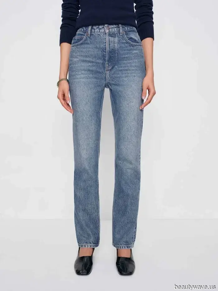 Lucir elegante en el aeropuerto en 2025 significa llevar esta tendencia de camisa y esta tendencia de zapatos con jeans.