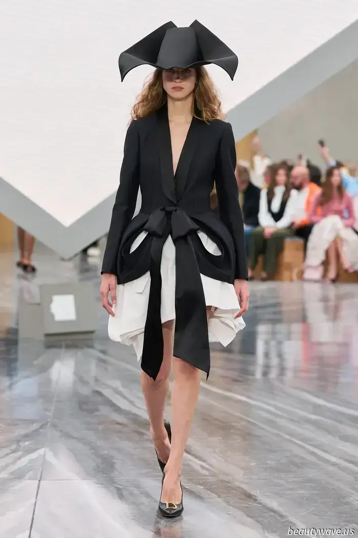 Chaquetas Bar reducidas, sombreros escultóricos y un gran paisaje de fantasía: Jonathan Anderson inicia un nuevo capítulo en Dior.