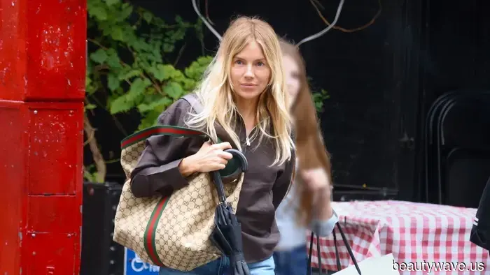 Sienna Miller Recently Wore 3 Essential Autumn Trends That Refresh Basic Jeans Instantly.