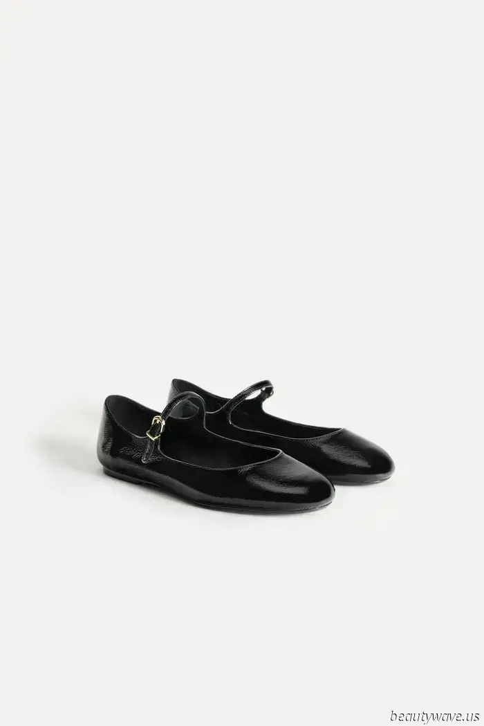 Spotted at the Ritz Paris: i parigini chic di tendenza con scarpe basse indossano capris, minigonne e jeans