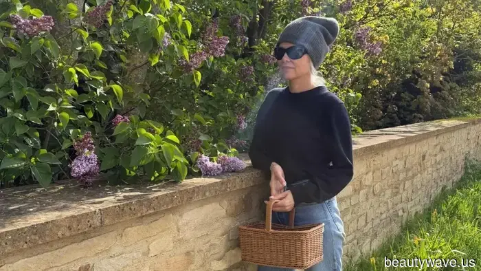 Minimalists Concur: Knitwear Pairs Best with This '90s Denim Style