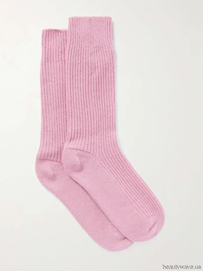 Wenn Sie möchten, dass Ihre grundlegenden Outfits in diesem Frühling cool aussehen, tragen Sie diesen Socken-Trend dazu.