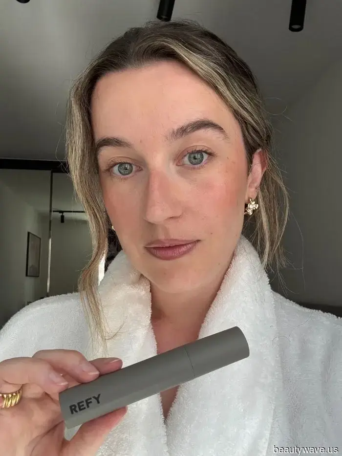 I specialize in "No Makeup" Makeup—These mascaras provide a natural appearance.