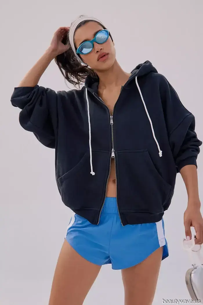 Non è un maglione&mdash;Il basic preferito di Hailey Bieber per il pre-autunno rende i leggings i più cool.