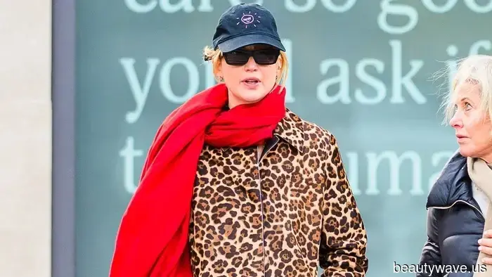 Дж. Лоу канализировала Кэролин Бессетт Кеннеди в зимнем героическом предмете, который делает базовые брюки элегантными.