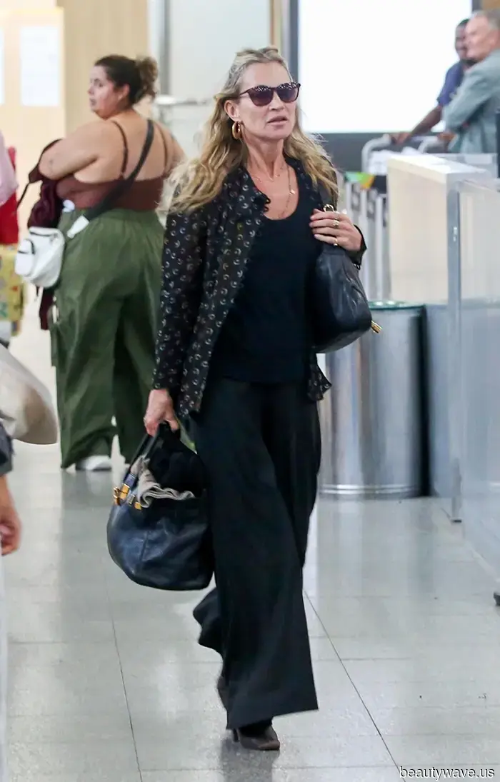 L'aspetto di Kate Moss in aeroporto include la tendenza delle scarpe che personalmente non indosserei mai per volare.