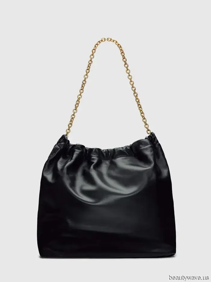 5 Ways Minimalists Are Styling Their Favorite Jeans at the Moment