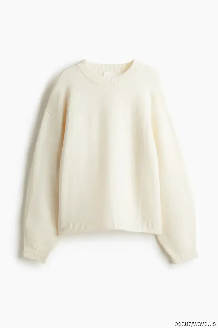 Elegante come il nero e il blu navy, i maglioni di questo colore sembrano sempre eleganti con i jeans.