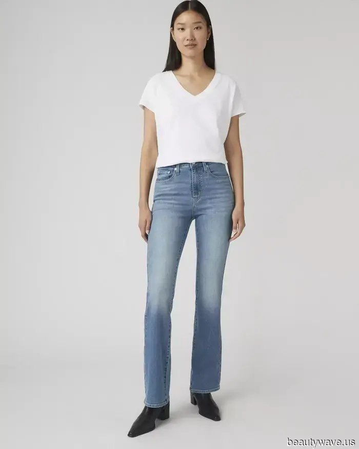 I jeans slim bootcut sono tornati&mdash;questa è la tendenza delle scarpe basse con cui stanno meglio