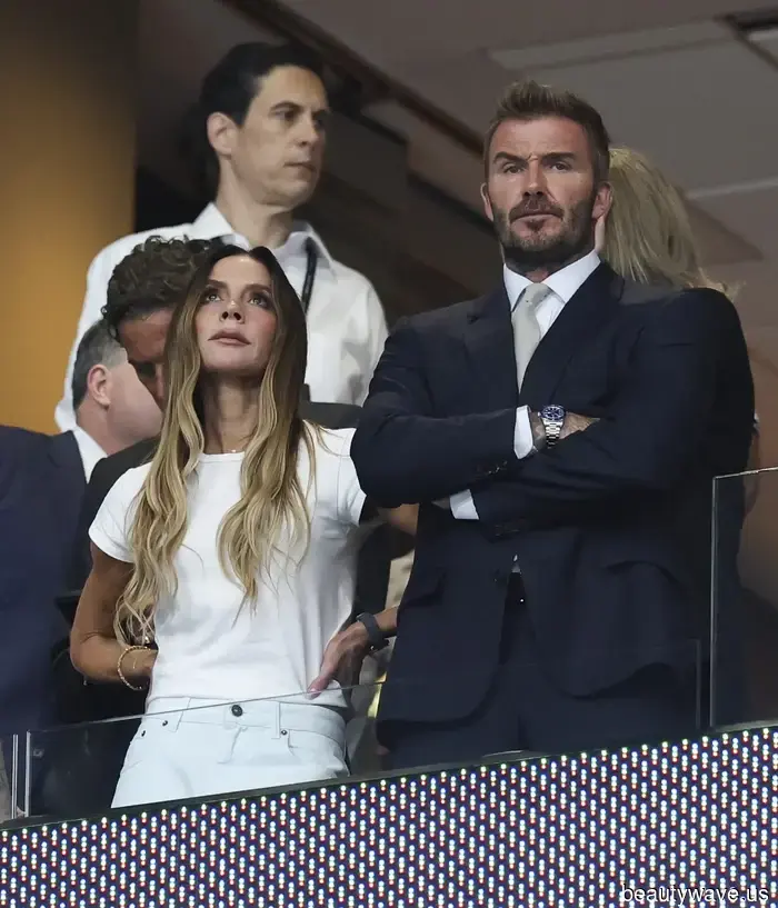 Victoria Beckham sa che questo basic accessibile è il segreto per rendere i jeans chic in estate.