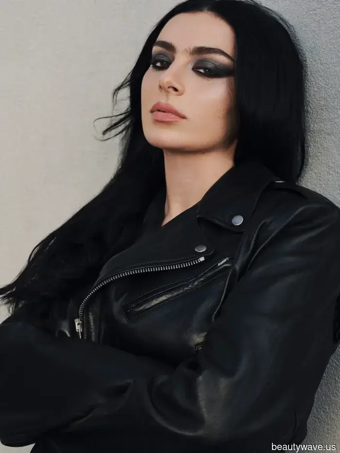 "Soy muy de labios y cejas": Charli XCX sobre su era de belleza 2026 y básicos para siempre