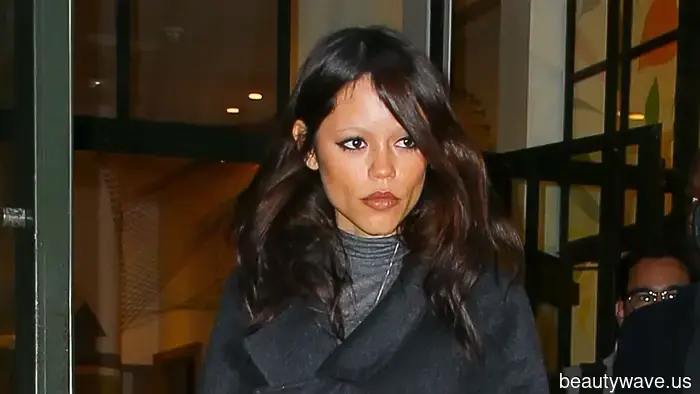 Se atterri all'aeroporto di Parigi, sostituisci la tua felpa da turista con questo elegante cappotto alla moda.