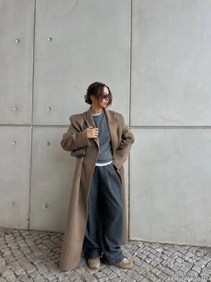 Halten Sie die Stiefel und Loafers&mdash;Jeder mit gutem Geschmack trägt stattdessen minimalistische Outfits mit Turnschuhen.