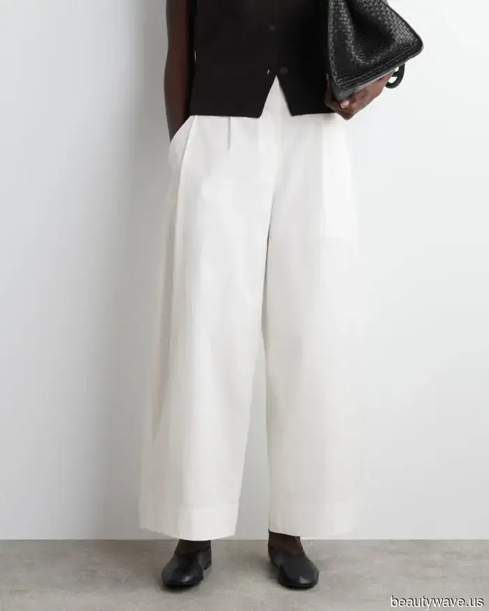 Las chanclas negras siempre serán elegantes, pero estos 7 conjuntos demuestran que este color es mucho más genial.