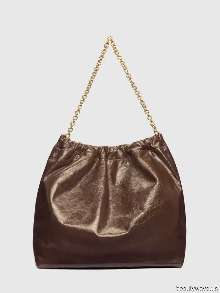 As a Gen Z Fashion Editor, here's the NYC-approved fall 2025 outfit trend I'm emulating to the fullest.