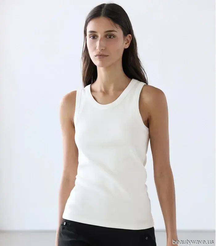 Non sembrerai mai fuori moda con pantaloni cropped se indossi questo e questo con essi.
