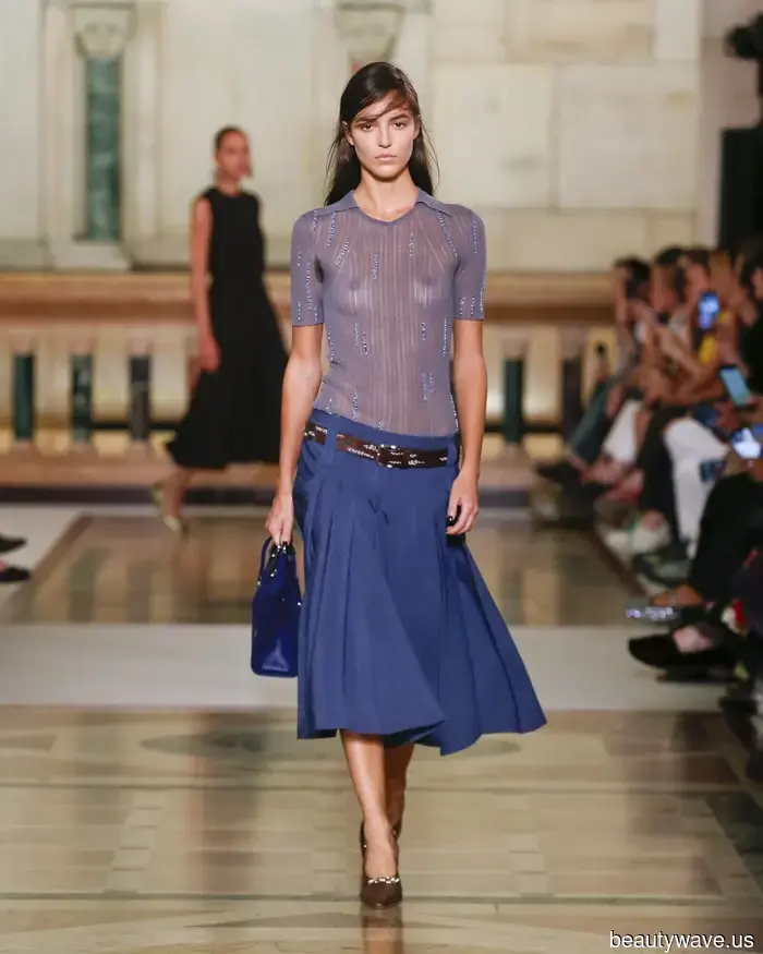 Bei Tory Burch ist es für den Frühling 2026 angesagt, sich wie ein coole Uptown-Mädchen zu kleiden.