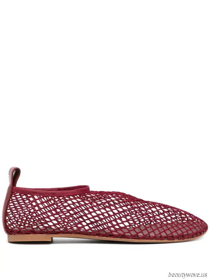 Ya no se necesitan más zapatos planos de malla negra; los diseñadores elegantes los están comprando en este color ahora.