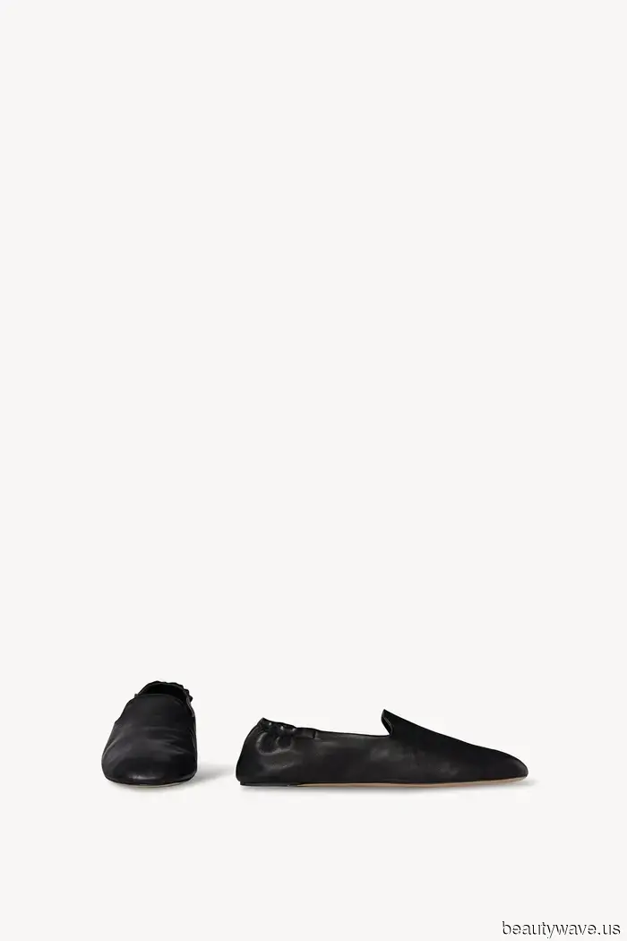 Elegante über 50-Jährige tauschen Kleider und Sandalen gegen diese Hose-und-Schuh-Kombination vor dem Herbst.