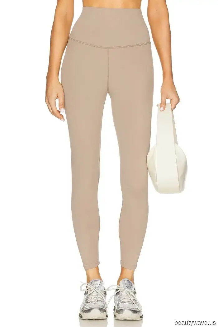 Not Navy, Not Brown—The Stylish Leggings Color LA Girls Pair With Flip-Flops for Hot Pilates and Erewhon.