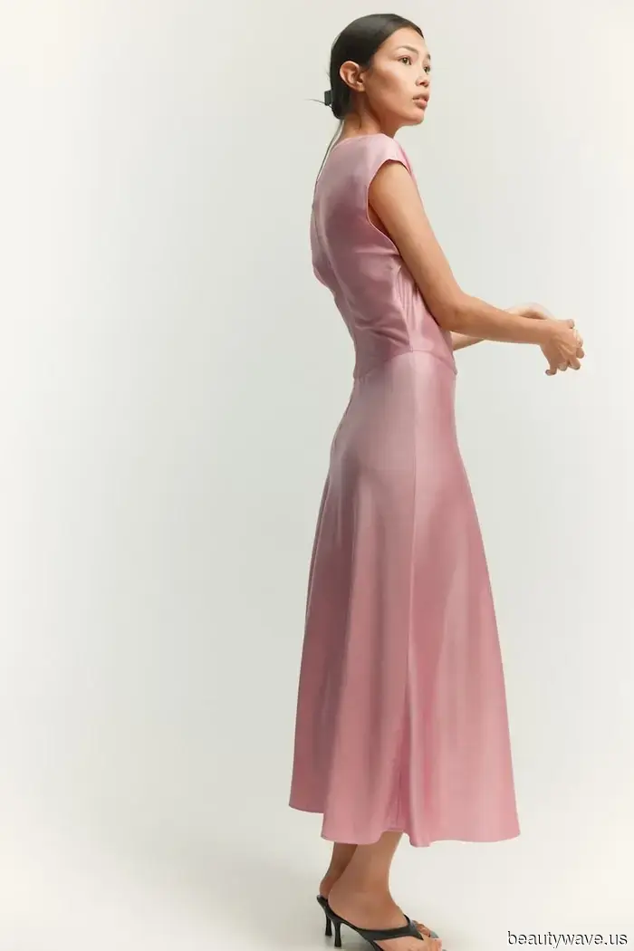 Va bene, annotato: Questo colore di scarpe precedentemente "economico" rende effettivamente i vestiti rosa i più eleganti.