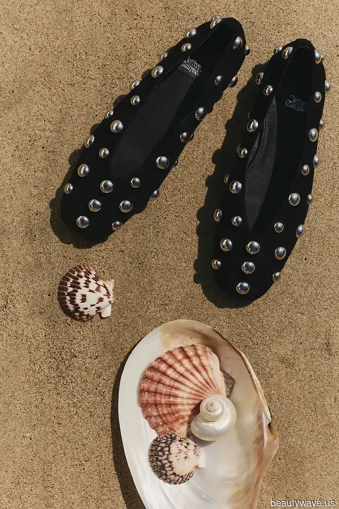 If you team your flared jeans with any of these 6 items, I appreciate your fashion sense.