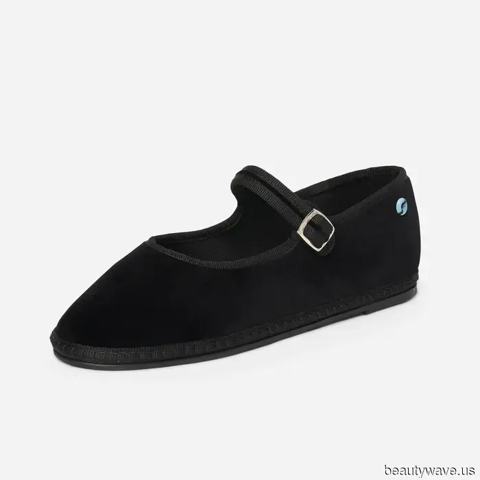 Fashion enthusiasts are adopting this shoe trend to seamlessly blend in with Italian women in Venice.