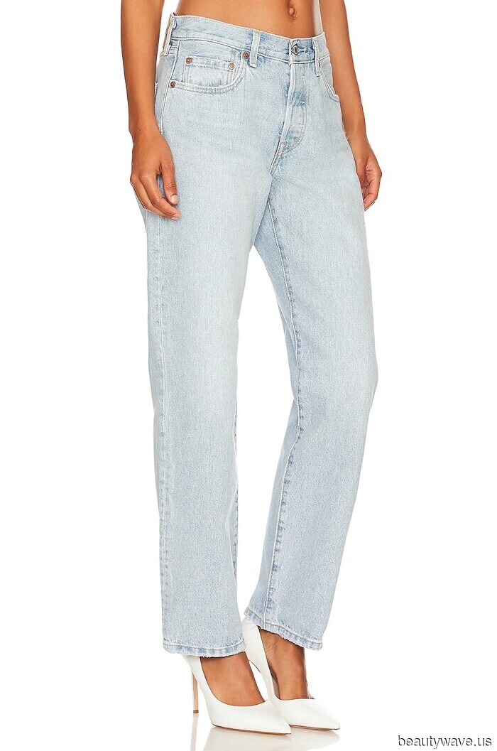 This is the denim color trend that everyone is pairing with high heels (and no, it’s not black).