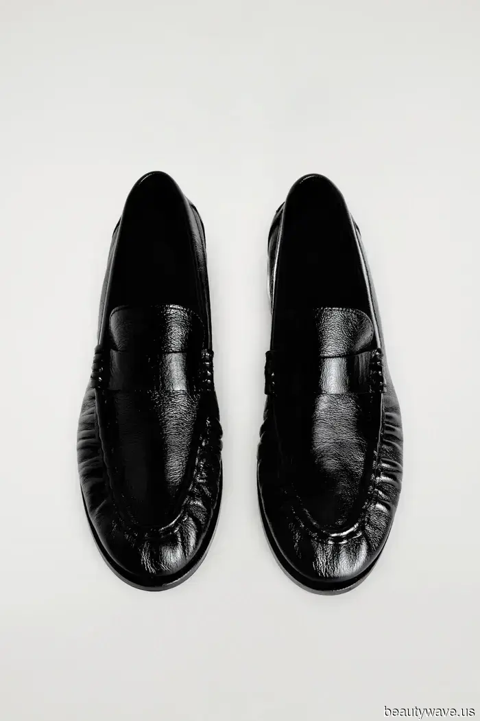 Chic It Girls are in consensus: These trousers paired with this flat-shoe trend epitomize coolness for Fall 2026.