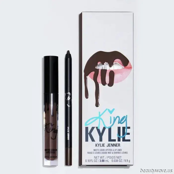 La nuova collezione di trucco di Kylie Jenner, ispirata alla nostalgia, ha appena modernizzato alcune importanti tendenze del 2015. Clicca qui per vedere tutti i prodotti in edizione limitata.