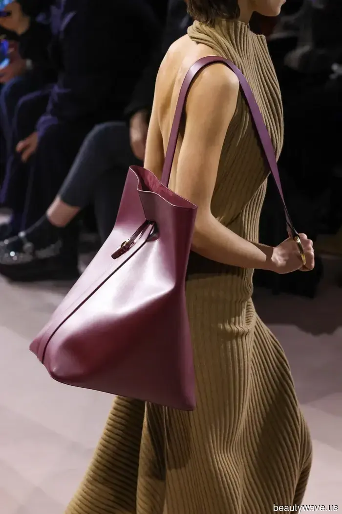 A friend inquired about the handbag color trends that will be popular this winter and in the future, so I shared these essential styles with her.