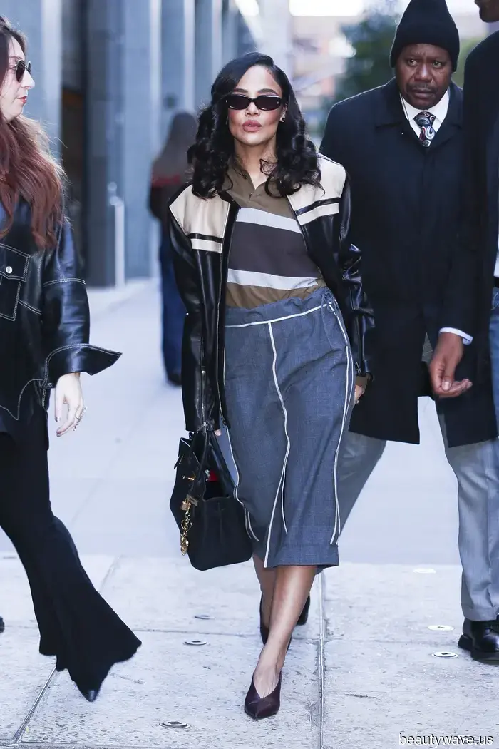 Der größte Rocktrend 2025 sieht am coolsten aus, wenn er mit diesen Hemd- und Absatzschuhtrends kombiniert wird.