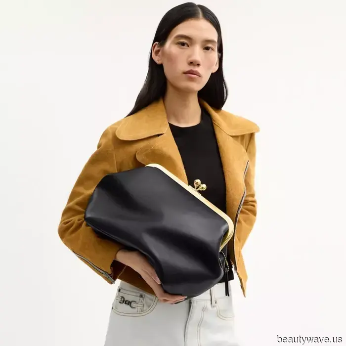 Die coolsten französischen Mädchen tragen diese 6 Sommer-Handtaschen-Trends durch die Hitzewelle in Paris.