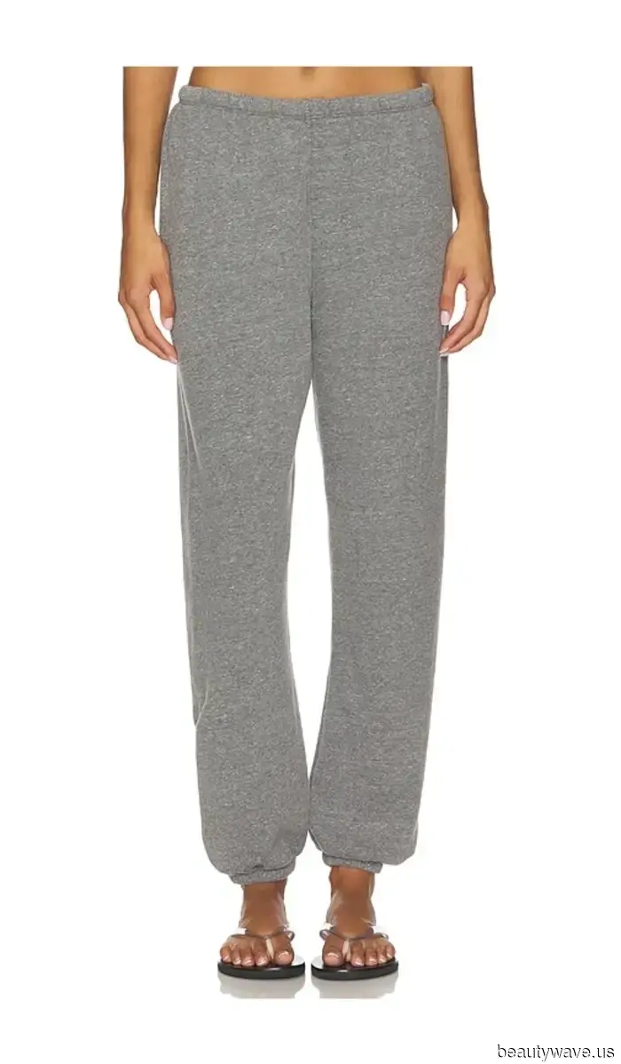 Vestir de negro es genial, pero este color de atuendo se ve aún más genial con zapatillas.