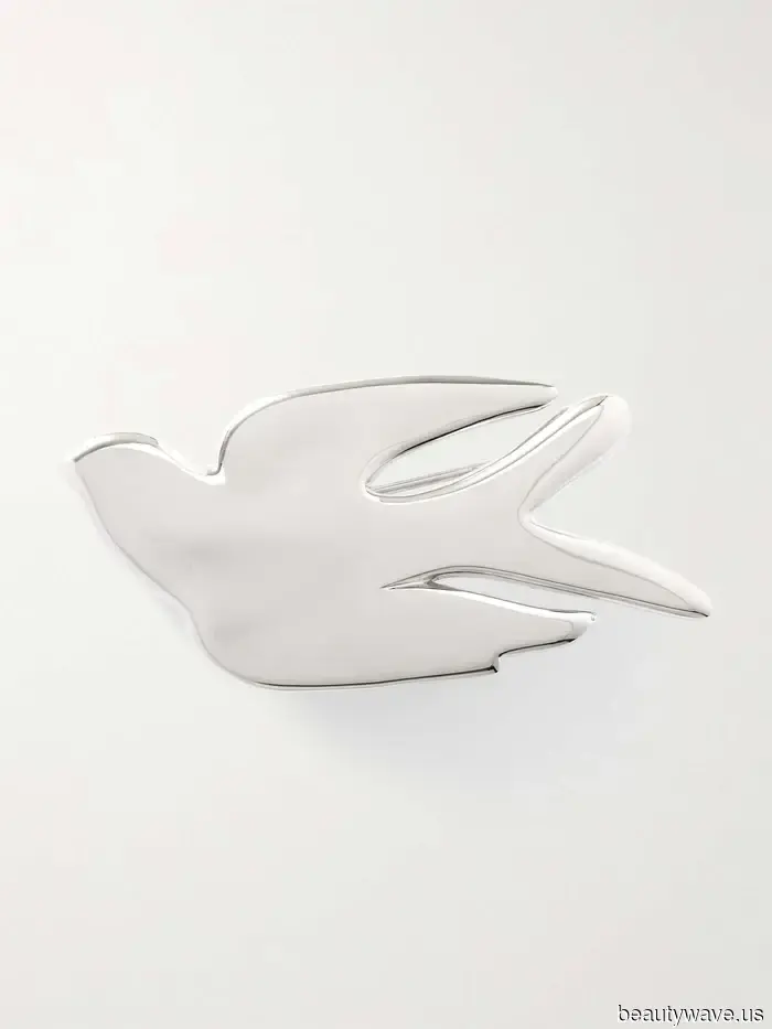 5 Accessories That French Women Are Currently Using to Elevate Their Simple January Outfits with Chic Style