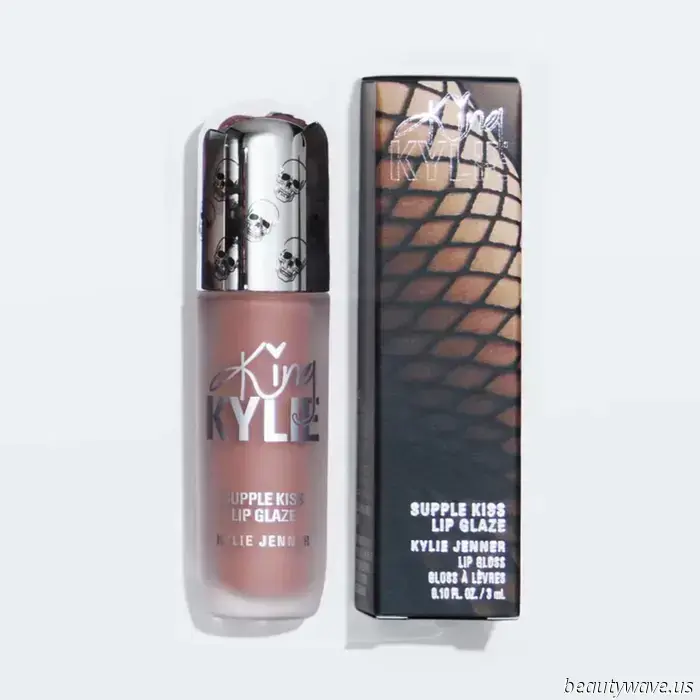 La nuova collezione di trucco di Kylie Jenner, ispirata alla nostalgia, ha appena modernizzato alcune importanti tendenze del 2015. Clicca qui per vedere tutti i prodotti in edizione limitata.
