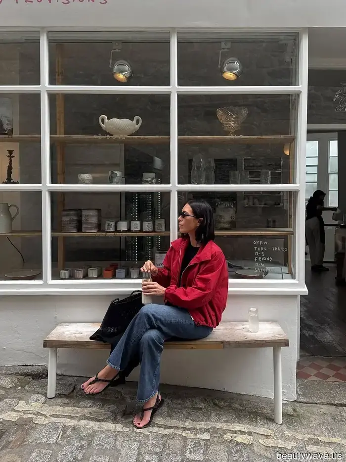 Стильные европейцы носят этот цвет куртки вместо черного прямо сейчас&mdash;5 образов, которые заставляют меня захотеть сделать это…