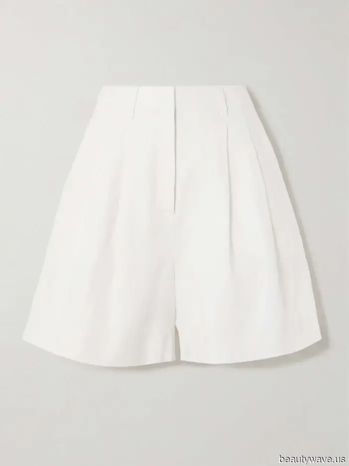 Petite women understand that pairing shorts with flat shoes always appears sophisticated.