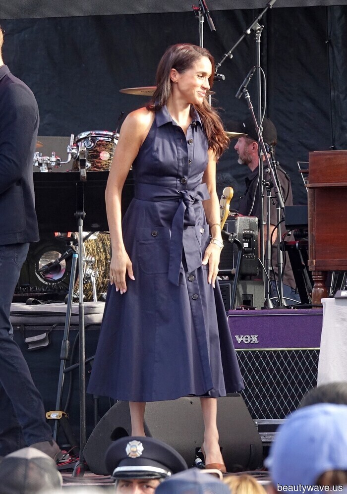 Breaking: Meghan Markle ha appena approvato l'abbinamento del blu navy con questo colore di scarpe ultra ricco (non è né nero né bianco)