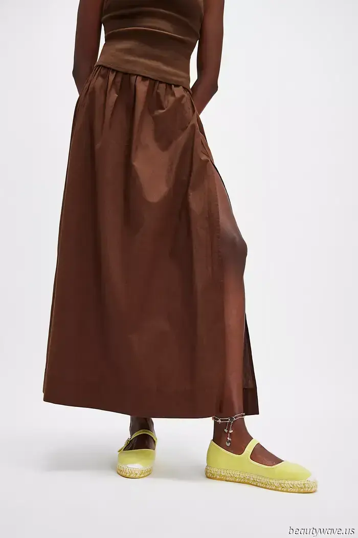 Questo colore di scarpa inatteso ha fatto tutta la differenza nel raffinato outfit di Pamela Anderson