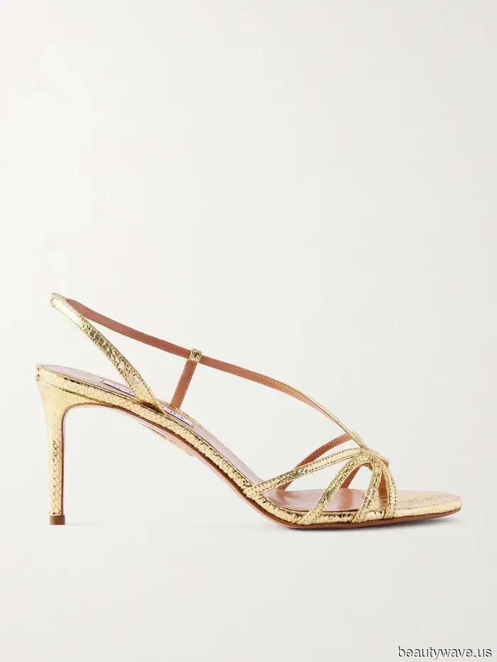 Siennas "Naked" Slip Dress und Goldschuh-Kombination aus den 90ern sind so Carrie Bradshaw-codiert