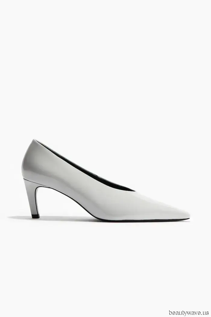 Alexa Chung oficialmente dio inicio a la temporada de fiestas con la fórmula exacta de atuendo LBD que estamos viendo en todas partes.