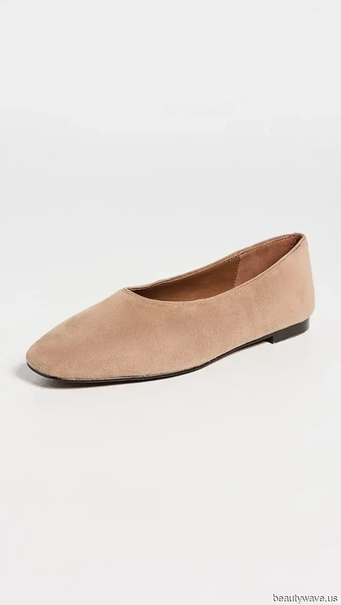 Der schickste Schuhfarbentrend, den man zu weißen Jeans tragen kann, ist nicht Schwarz oder Weiß&mdash;es ist dieses Neutral.