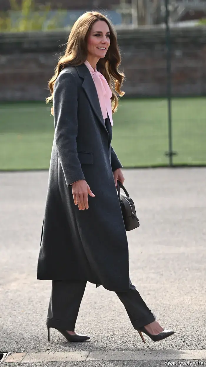 No es necesario ceñirse al blanco y negro&mdash;Kate Middleton encontró la combinación de colores elevada que se ve igual de elegante.