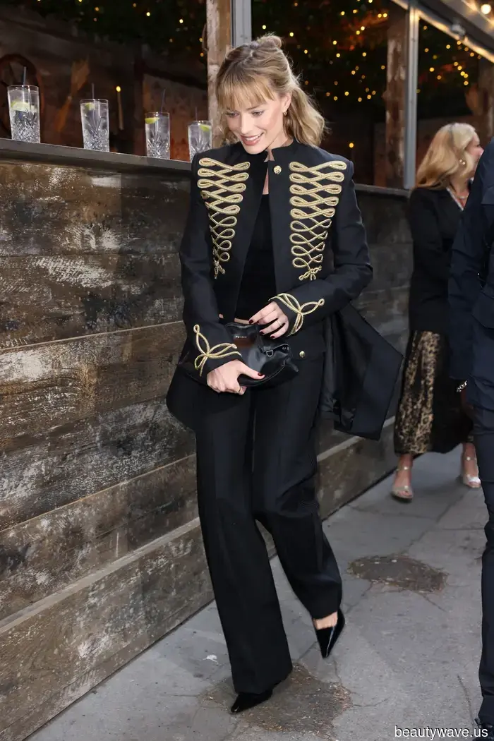 Avoiding High-Waisted Jeans: Here's the Stylish Method to Pair a Cropped Jacket for Spring 2026.