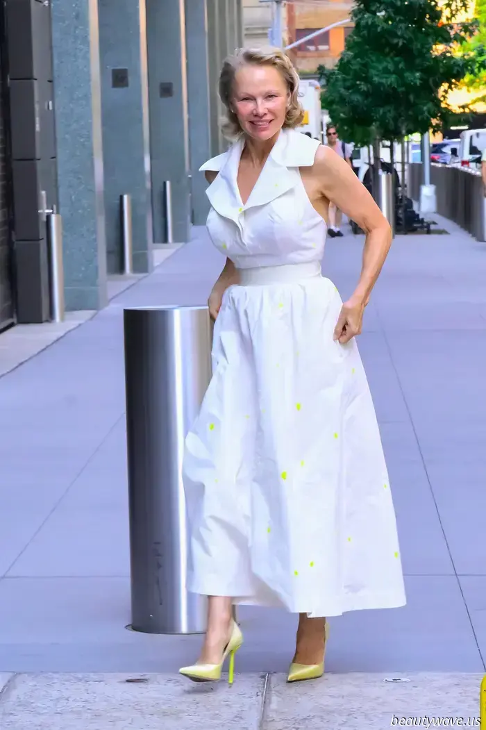 Questo colore di scarpa inatteso ha fatto tutta la differenza nel raffinato outfit di Pamela Anderson