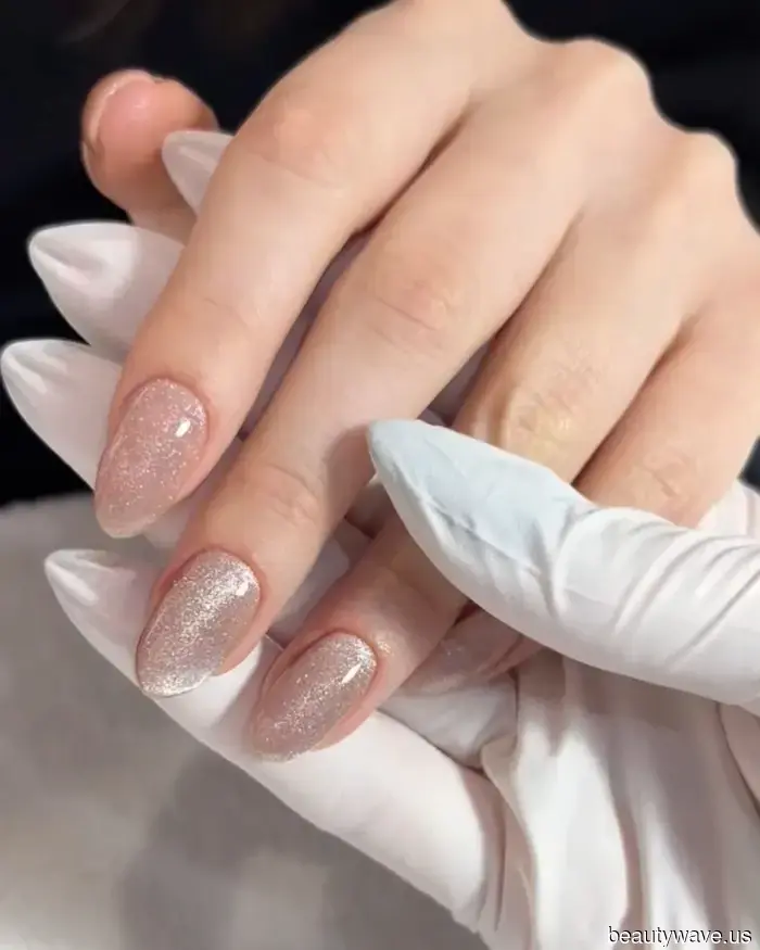 Hailey Biebers Samt-Schneeflocken-Maniküre ist der Trend, den ich im November direkt ins Salon mitnehmen werde.